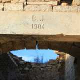 Sull�architrave della porta d�ingresso � incisa la data di edificazione della struttura: 1904, preceduta dalle lettere B.J., probabilmente le iniziali del primo proprietario